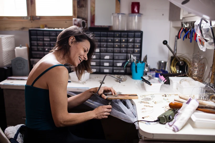 שרה- ליז מרי בזמן הכנת תכשיט