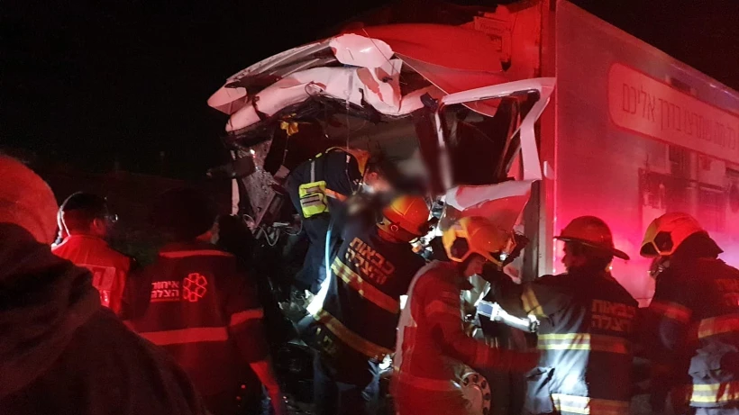 תאונת דרכים בין שתי משאיות