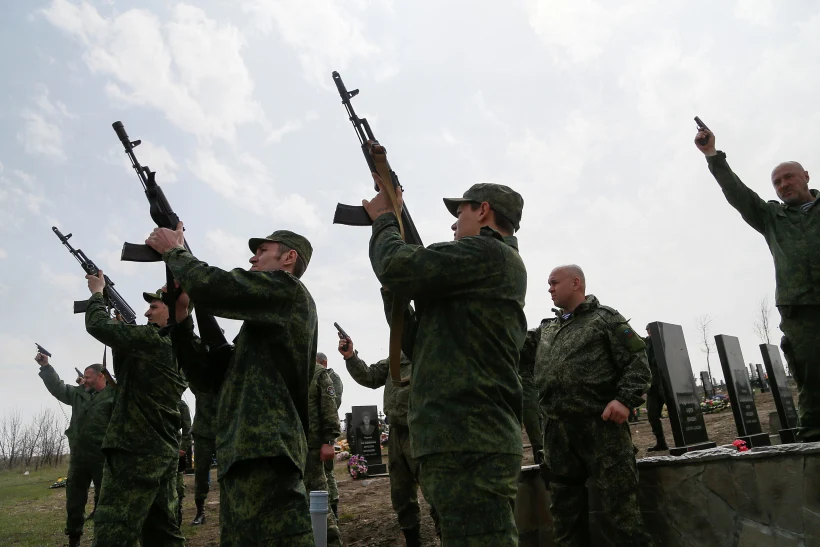 בדלנים רוסים יורים בהלווית חברם