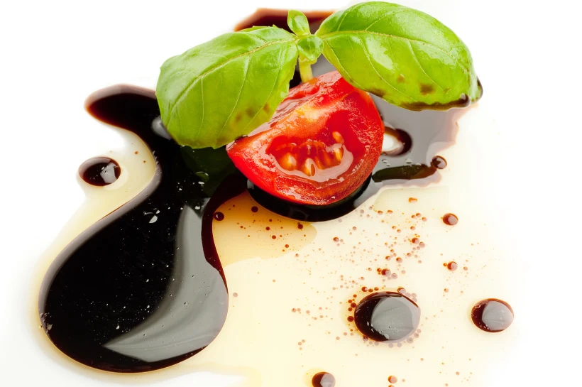Tomato,and,basil,over,balsamic,vinegar