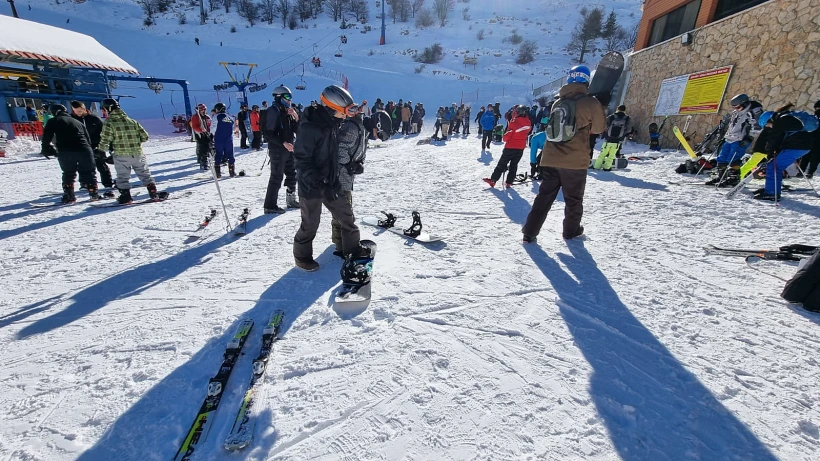 גולשים באתר החרמון שנפתח למבקרים