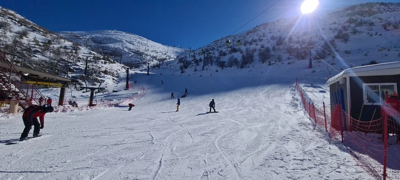 גולשים באתר החרמון שנפתח למבקרים