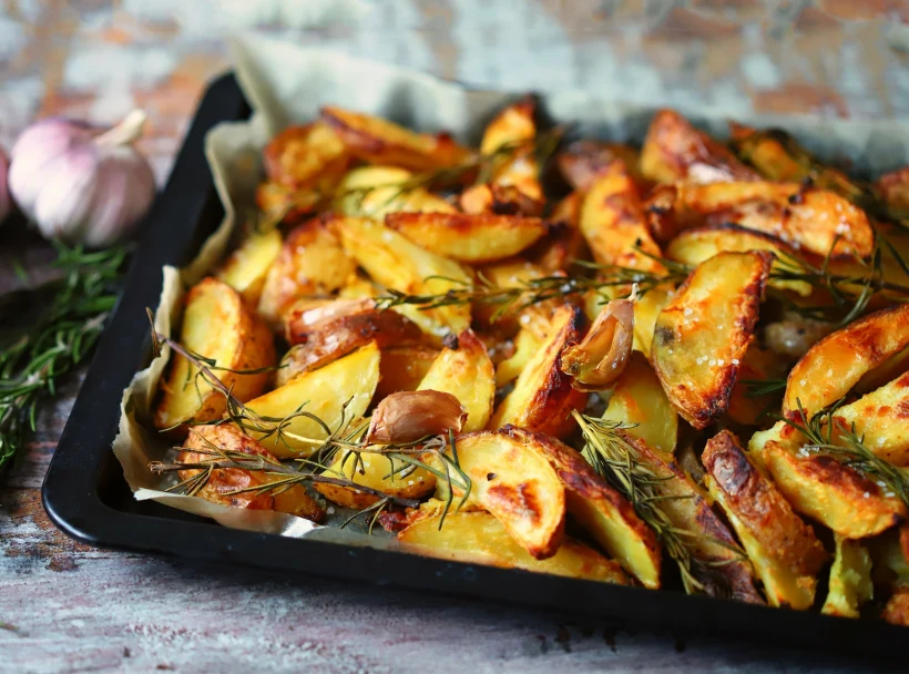 Selective,focus.,baking,tray,with,baked,potatoes.,fragrant,rustic,potatoes.
