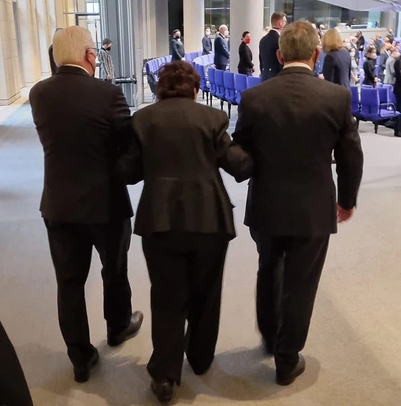 יו''ר הכנסת מיקי לוי נכנס לבונדסטאג עם נשיא גרמניה שטיינמאייר ושורדת השואה אינגה אויירבכר