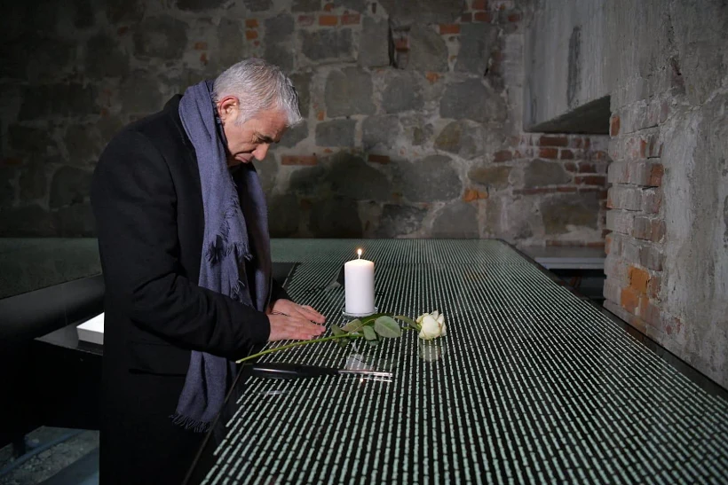 שר החוץ יאיר לפיד במחנה מאוטהאוזן ביחד עם קנצלר אוסטריה