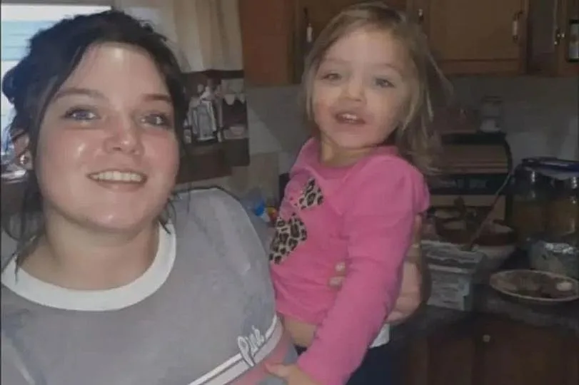 ג'סטין ג'ונסון וביתה בת ה-3 סאטון