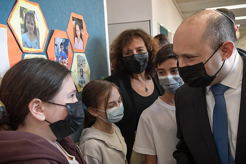נפתלי בנט בביקור בבית ספר יסודי בכפר סבא