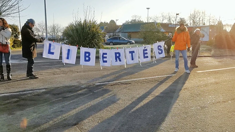 מניפים שלט עליו נכתב ''חירות'' בנאנט שבצרפת