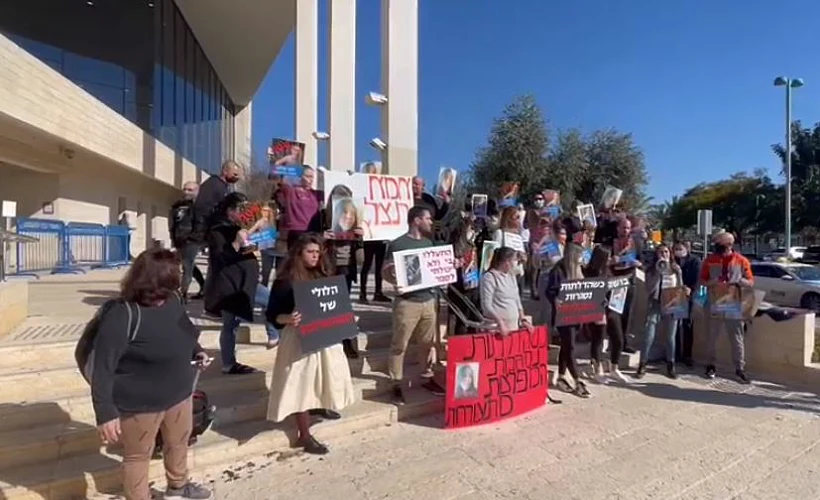 הפגנת הורים מחוץ לבית המשפט במהלך דיון בחשד להתעללות בגן בפתח תקווה