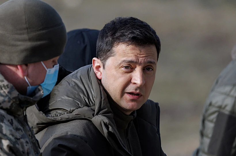 נשיא אוקראינה ולודימיר זילנסקי מבקר את כוחות הצבא