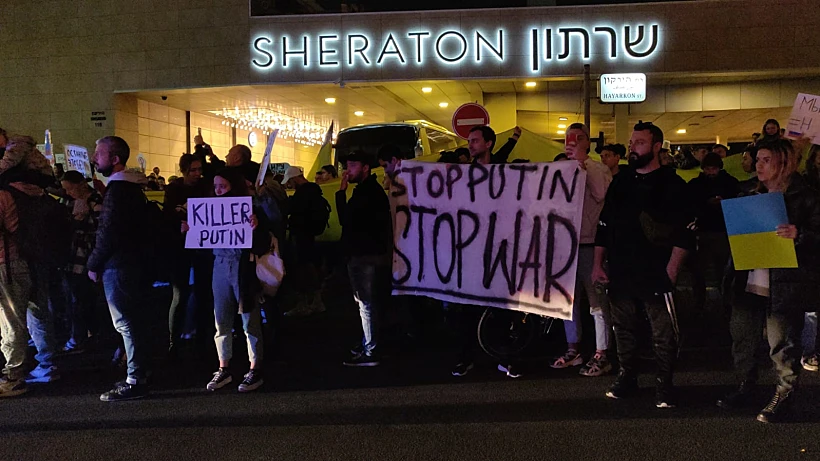 הפגנת תמיכה באוקראינה מול השגרירות הרוסית בתל אביב