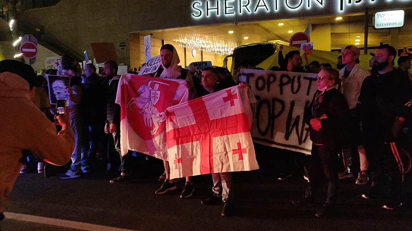 מפגינים מניפים את דגל גאורגיה מול השגרירות הרוסית בתל אביב