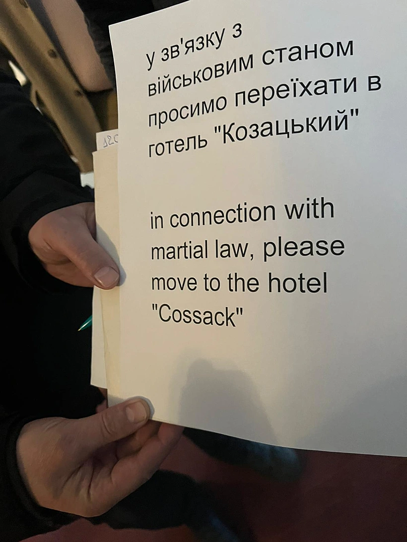 פינוי למלון שבו שוהה כתב חדשות 13