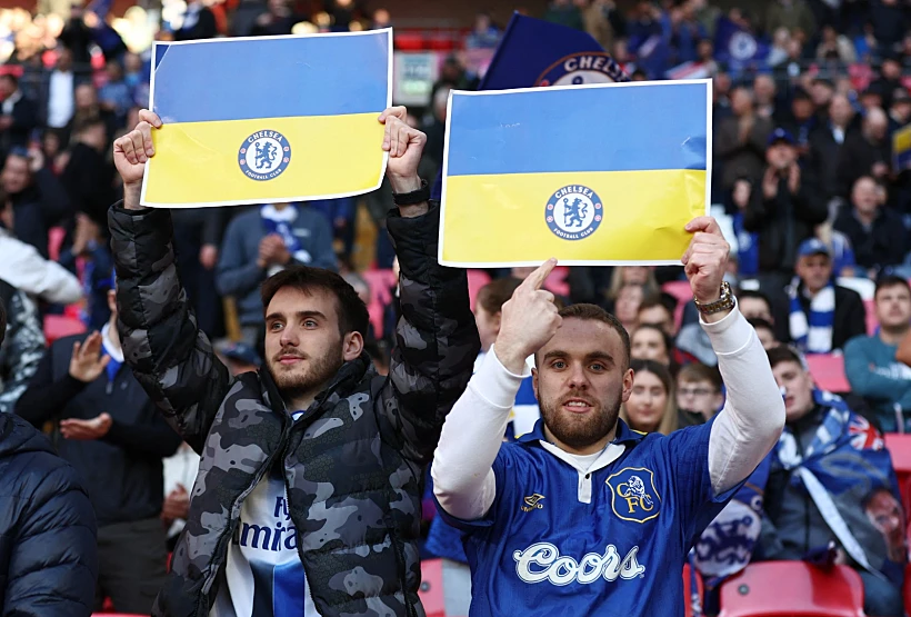 אוהדי צ'לסי במחווה לאוקראינה בתחילת השבוע