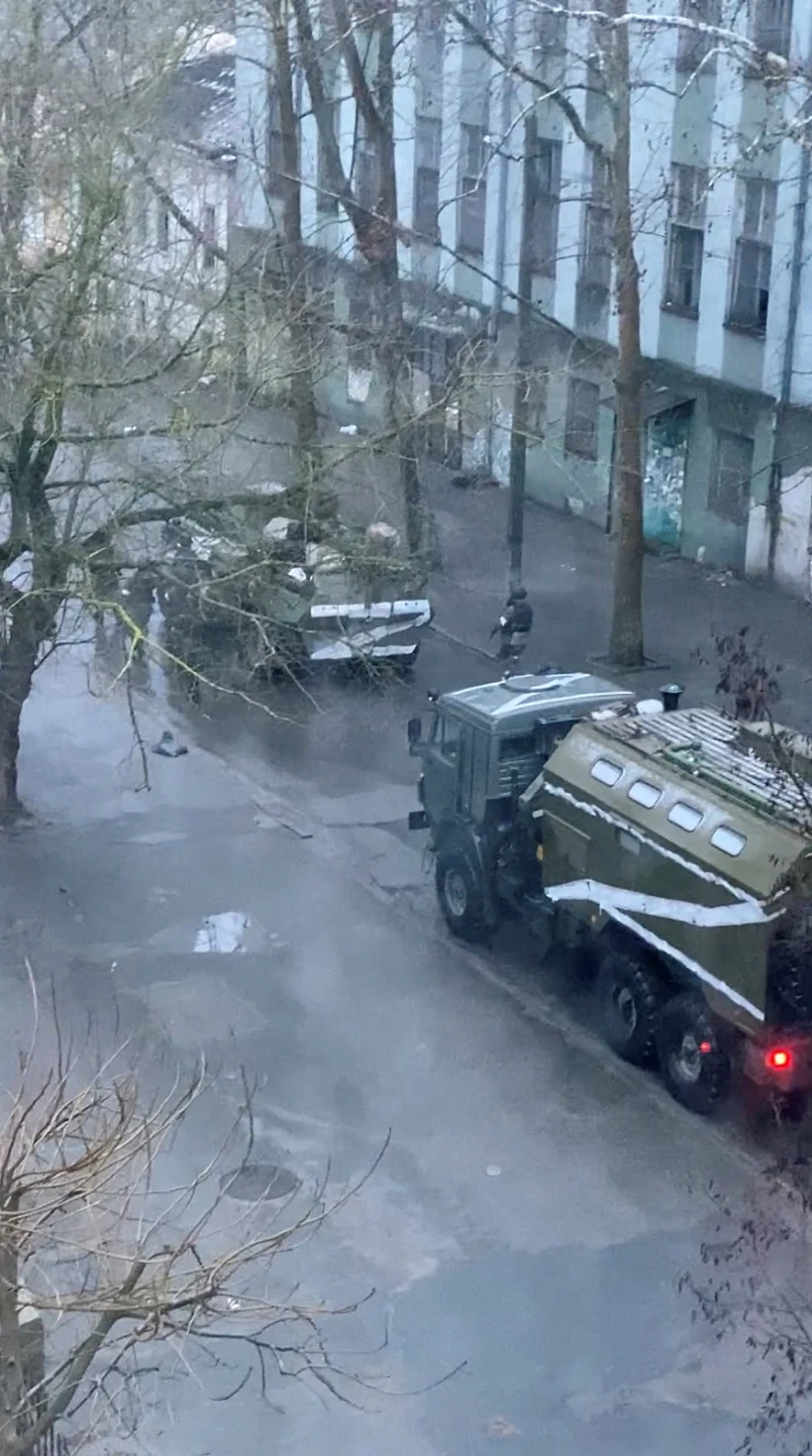 משוריינים רוסיים נוסעים בעיר חרסון הדרומית