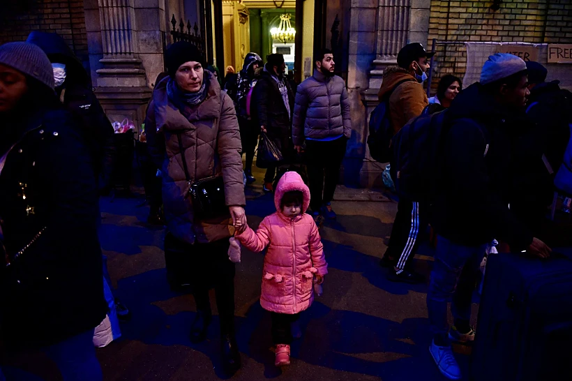 עקורים אוקראינים בתחנת הרכבת בקייב