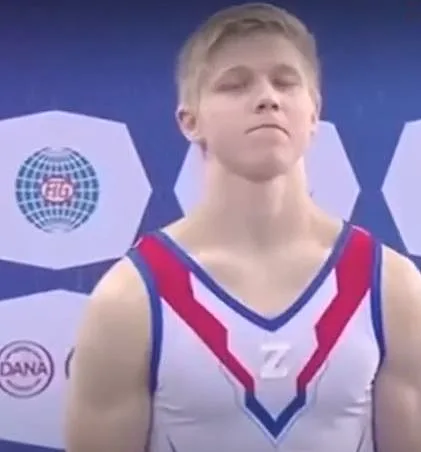 המתעמל הרוסי איבן קוליאק עם האות Z על החזה