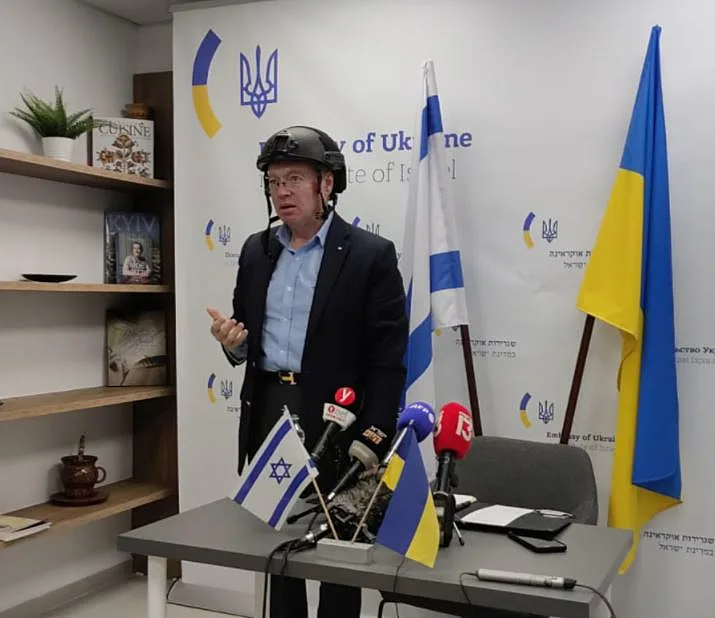השגריר האוקראיני עם קסדה על ראשו: ''תסבירו לי איך אפשר להרוג עם זה?. זה להגנה על אזרחים וכו'. מקווים שנגיע להסכמה עם הממשלה''