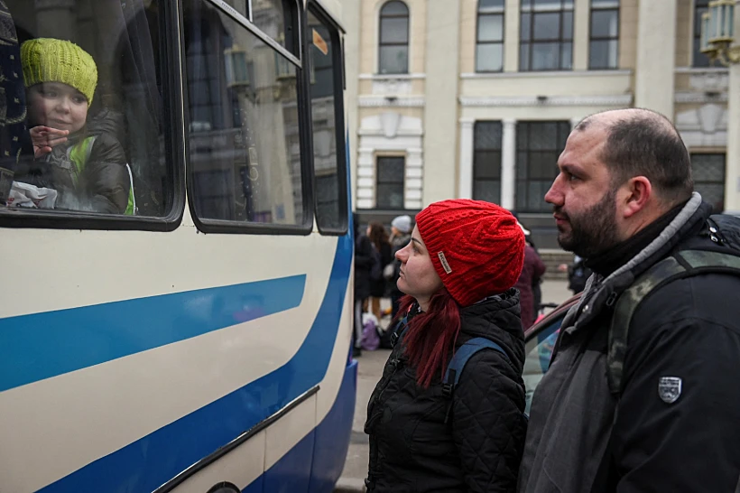 אלכסנדרה בת ה-12 ואסיה בת ה-6 מנופפות מחלון האוטובס להוריהן