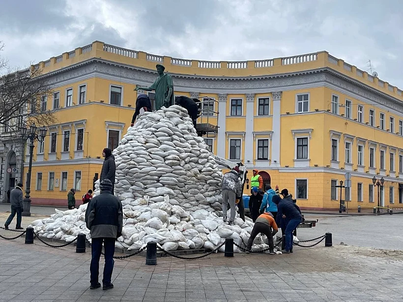 תושבי אודסה מתכוונים לפלישה הרוסית מניחים שקי חול מסביב לפסל הדוכס רישליה