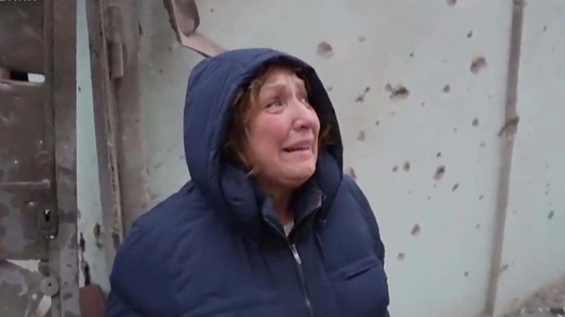 אישה באוקראינה זועקת לעזרה