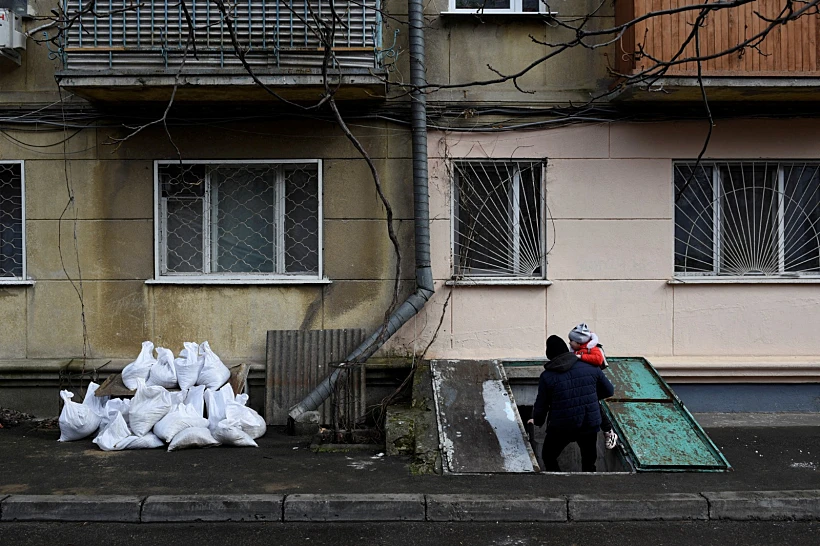 ויקטור ובתו בת ה-3 יבה, יורדים למקלט בעיר חרקוב