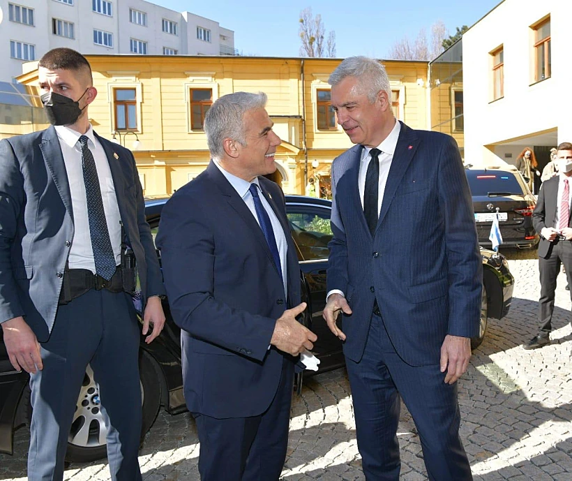 שר החוץ יאיר לפיד עם איוואן קורצ׳וק, שר החוץ הסלובקי