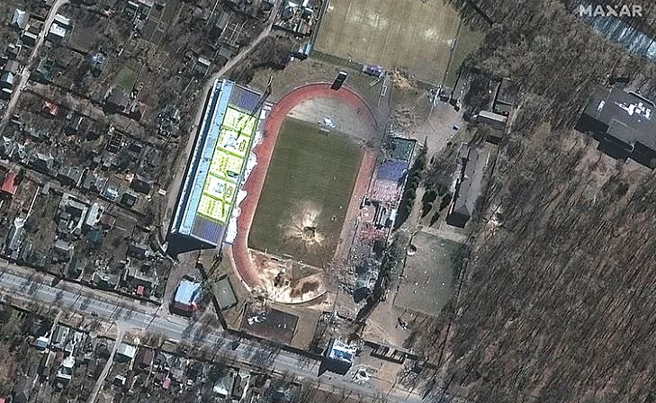 נזק לאיצטדיון כדורגל בעיר צ'רניהיב מהפצצות רוסיות