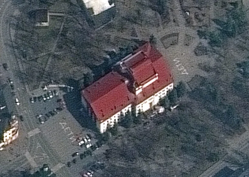 מבנה התיאטרון שהופצץ ולידו הכיתוב ''ילדים''