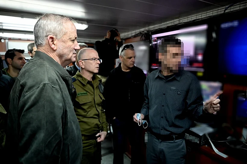 שר הביטחון גנץ ליד מערכת לייזר רב-עוצמה ליירוט רקטות ופצמ''רים