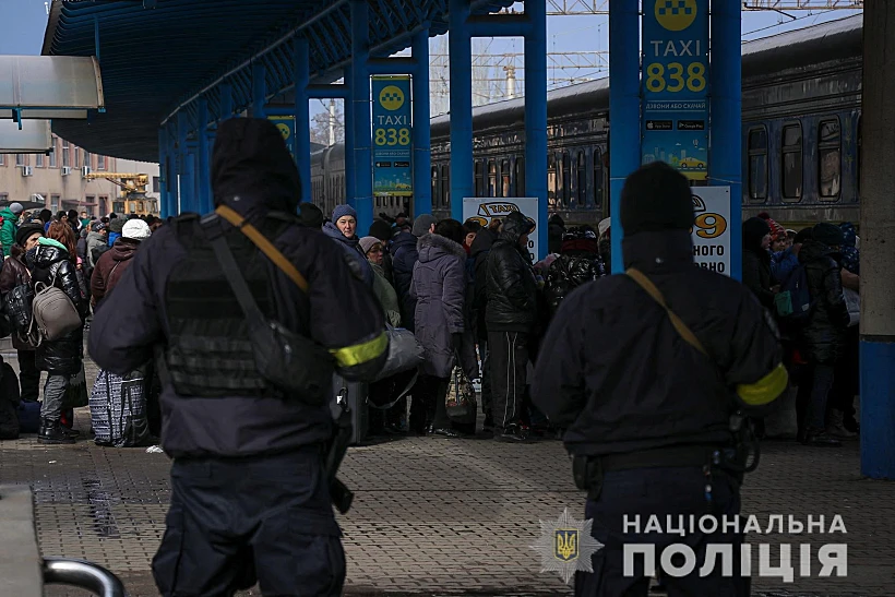 אזרחים שנמלטו ממריופול הנצורה בתחנת הרכבת בזפוריז'יה