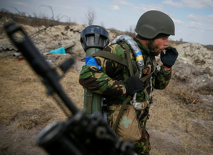 לוחם אוקראיני במחוז קייב מחזיק בדור הבא של טיל נגד טנקים (NLAW)