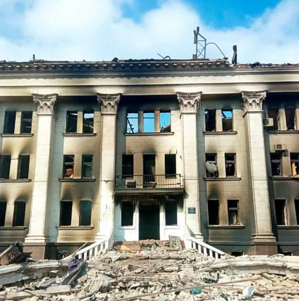 מבנה התיאטרון במריופול שהופצץ על ידי הרוסים