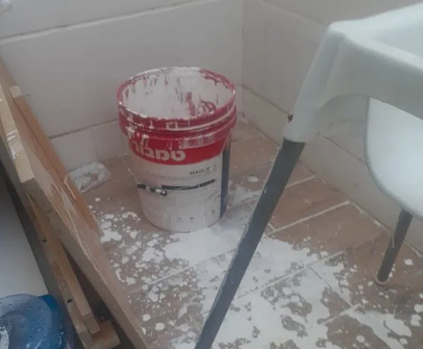 דלי הצבע אליו נפלה הפעוטה