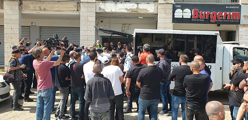 ארונו של רס''מ ח'ורי לפני טקס האשכבה