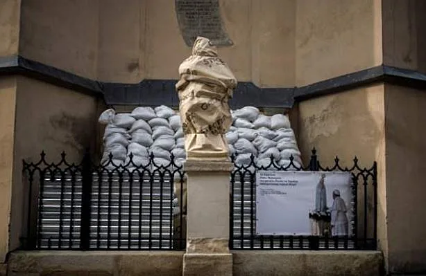 מונומנט בקייב מכוסה בשקי חול במטרה להגן עליו מפני הפצצות רוסיות