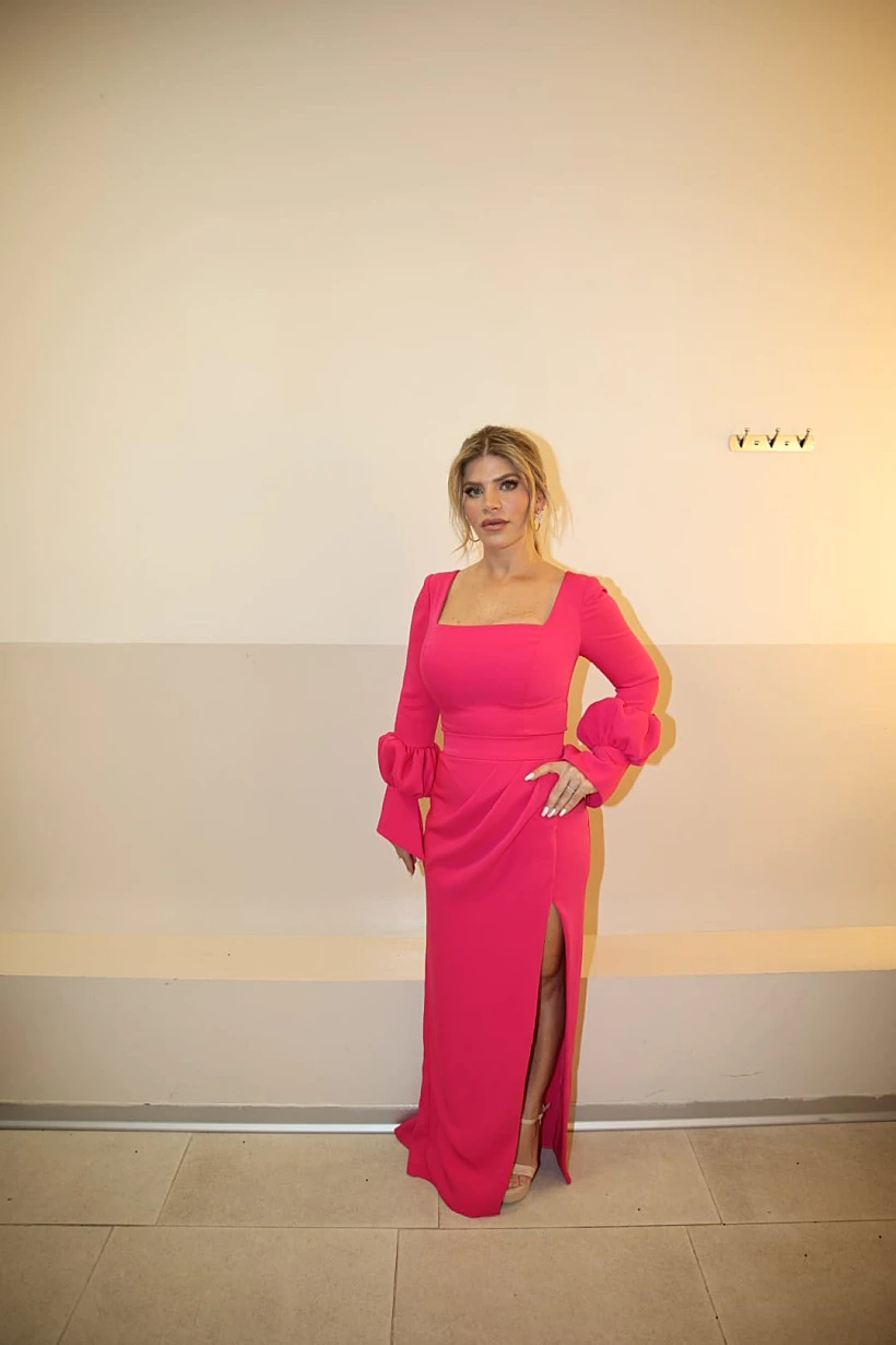 ג'קי אזולאי בשמלה ורודה