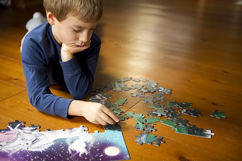 ילד בונה פאזל