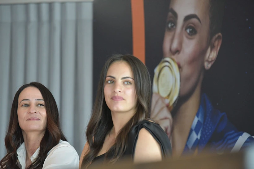 לינוי אשרם עם המאמנת איילת זוסמן במסיבת העיתונאים בה היא מודיעה על פרישתה מהספורט