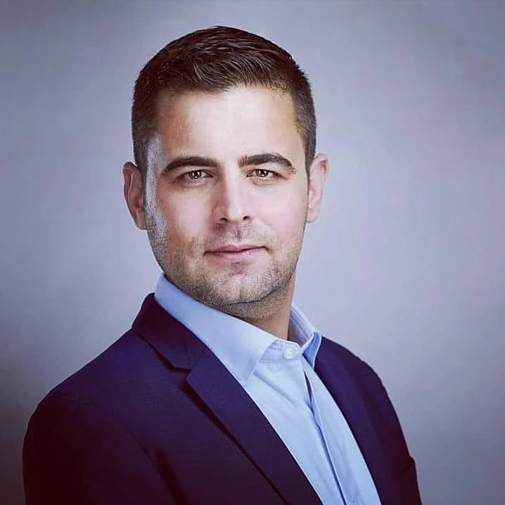 עו''ד זיו אגמון, מומחה לחוק באיחוד האמירויות