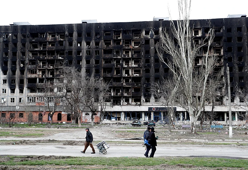 בניין שנפגע מהפגזות הרוסים במריופול, אוקראינה
