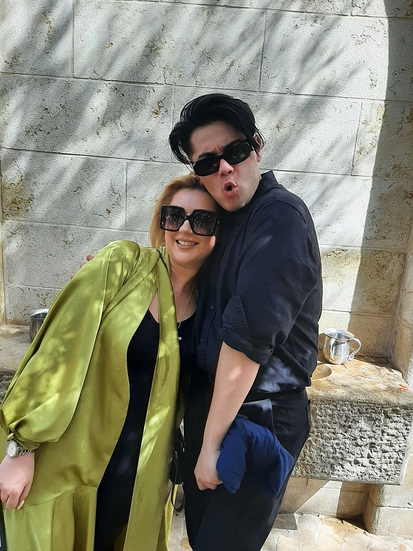 שלדון ריילי מאוסטרליה ורונלה הייאטי מאלבניה