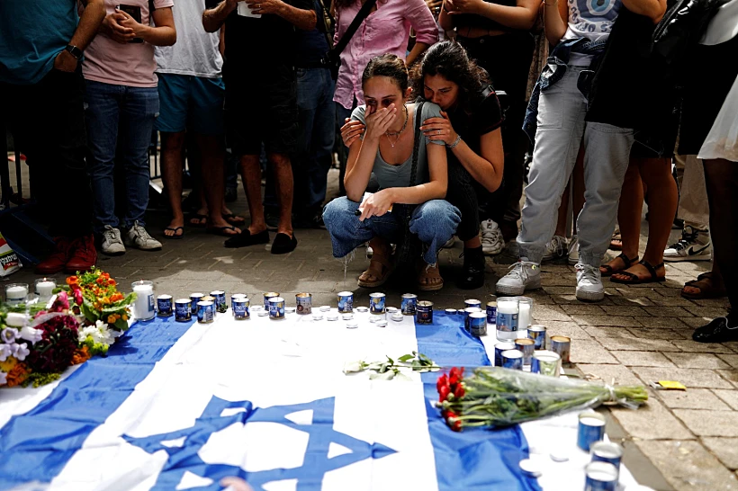 מדליקים נרות בזירת הפיגוע ברחוב דיזנגוף בתל אביב