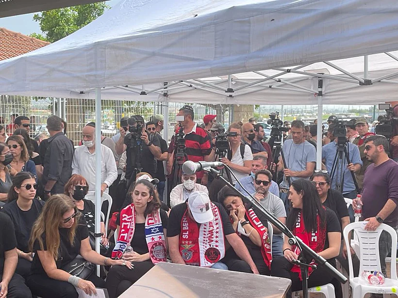 משפחתו של תומר מורד ובת זוגו בהלוויתו