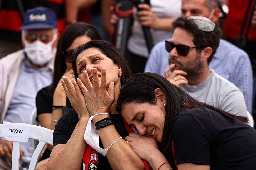 אחותו של תומר מורד, טל ואימו, בהלוויה