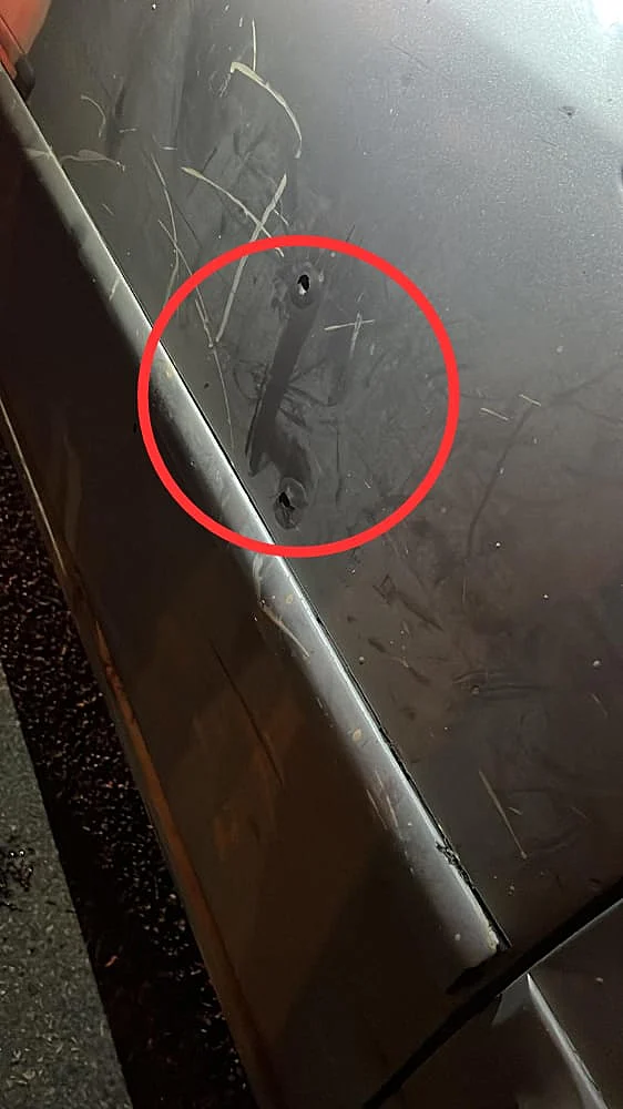 סימני הירי על מכוניתם של השניים שנכנסו לשכם