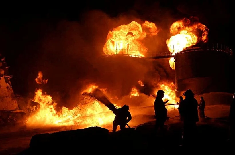 כבאים במתקן אחסון דלק בוער שנפגע מתקיפה אווירית רוסית באזור דנייפרופטרובסק