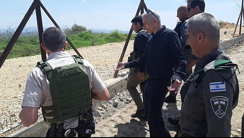 השר עמר בר-לב עם מפקדי מג''ב בקו התפר