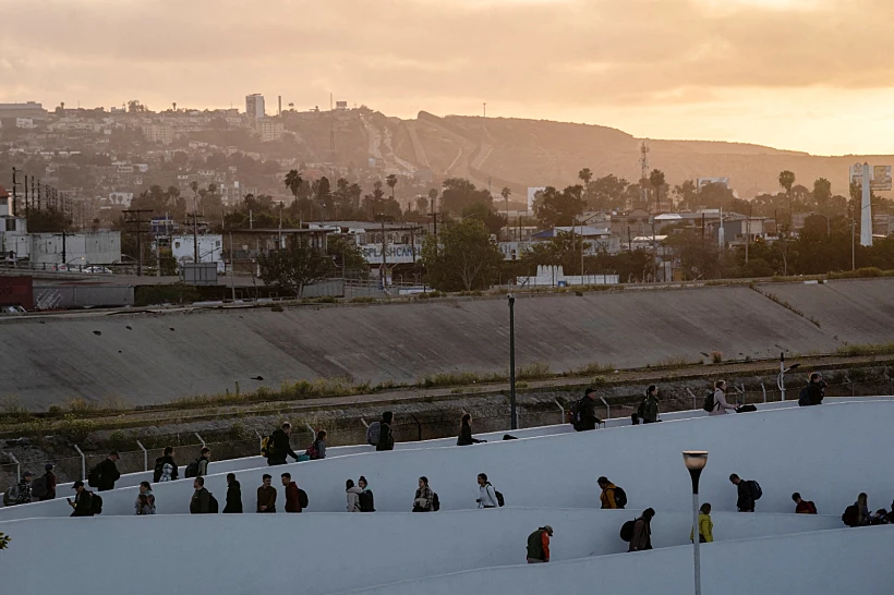 אוקראינים מבקשים מקלט במעבר הגבול בין מקסיקו לארה''ב בטיחואנה