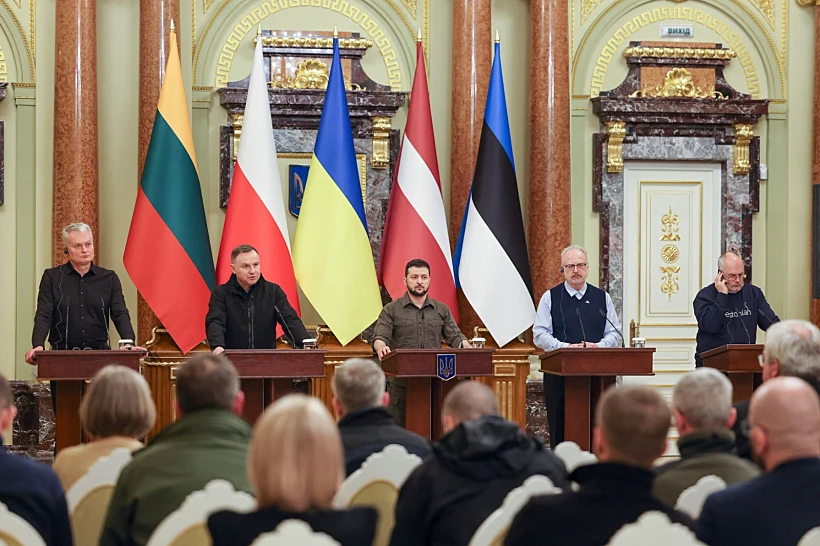 נשיא אוקראינה זלנסקי בקייב עם נשיאי פולין, לטביה, ליטא ואסטוניה